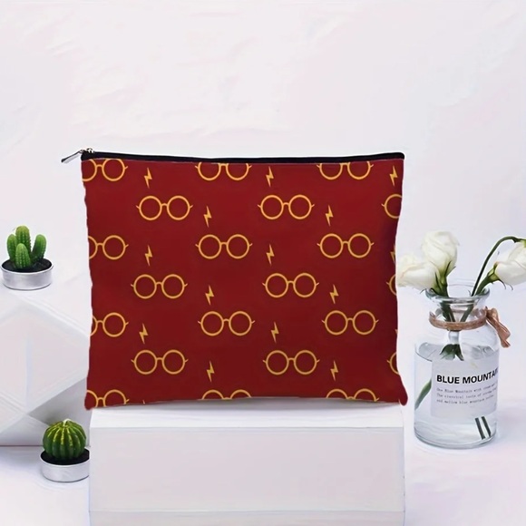 Harry Potter Gryffindor Makeup Bag - Picture 5 of 7